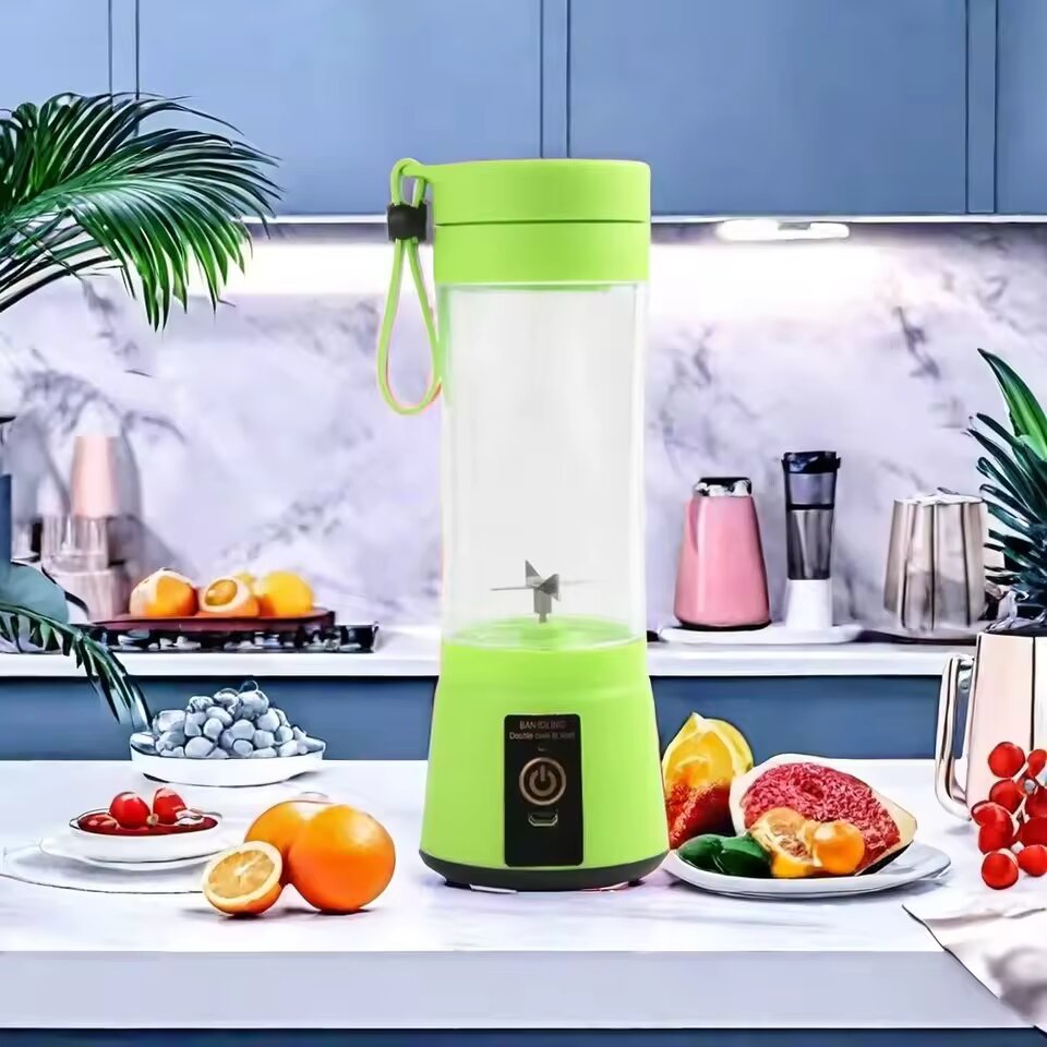 Portable mini fruit juicer